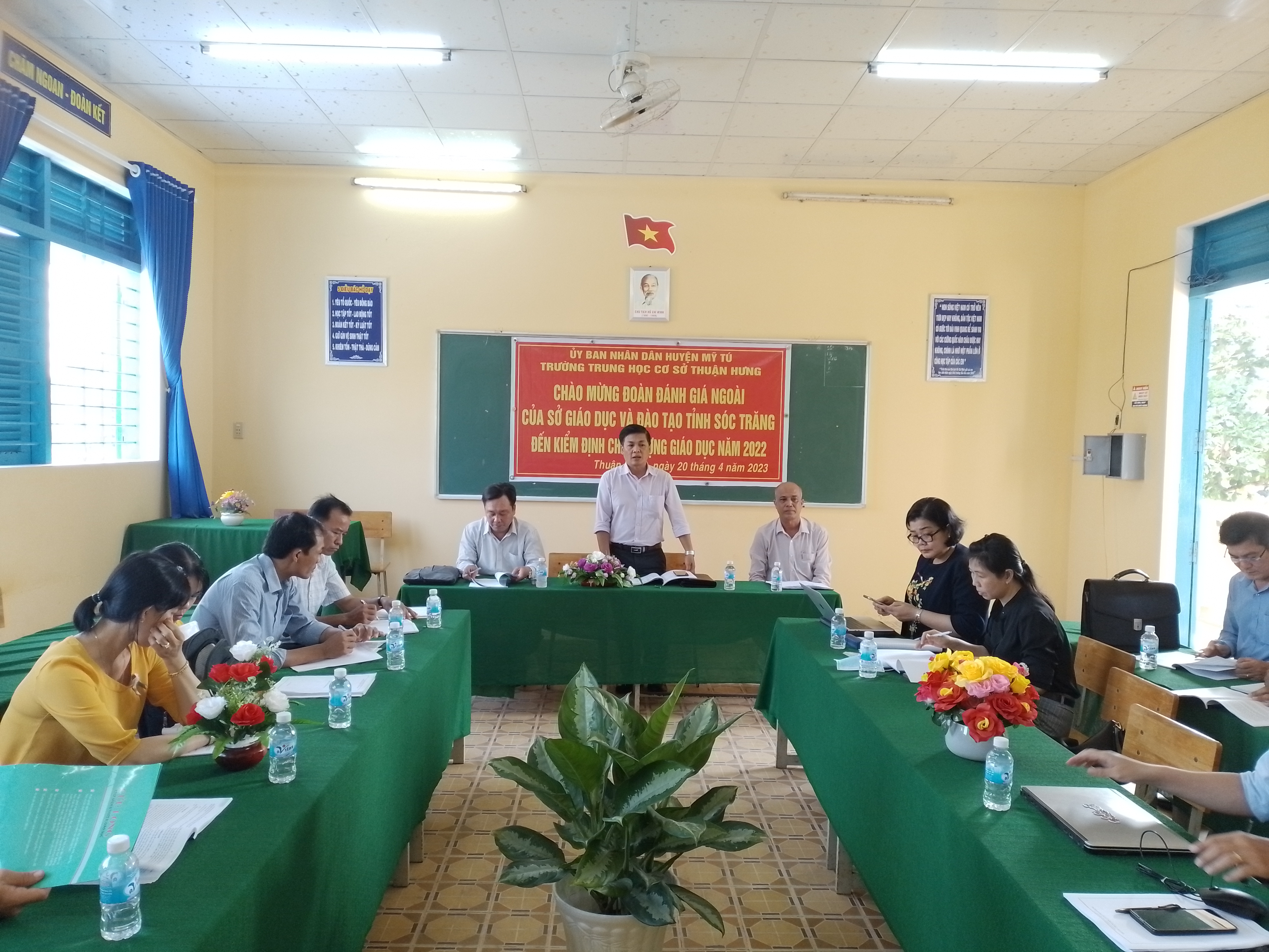 Đánh giá ngoài về công tác kiểm định chất lượng giáo dục và công nhận đạt chuẩn quốc gia Trường THCS Thuận Hưng